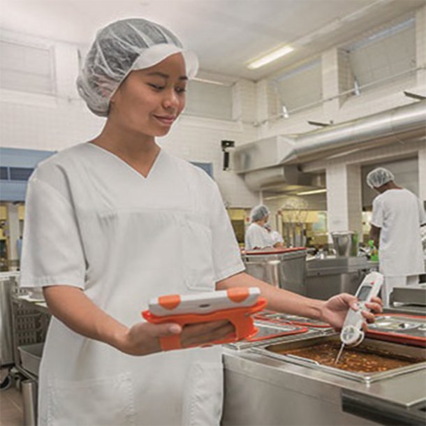 <img src=Σκουφάκια Γυναικεία Μιας Χρήσης Λευκά Με Γείσο - 100 τεμ alt=Το φοράει γυναίκα μέσα σε κουζίνα>