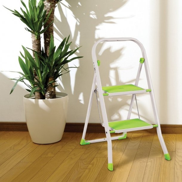 <img src=Σκαλοσκαμπό με 2 Σκαλιά Μεταλλικό - Αντοχή 150kg alt=Λευκό σκαλοσκαμπό με 2 σκαλιά με λαχανί πάτο το κάθε σκαλί> 