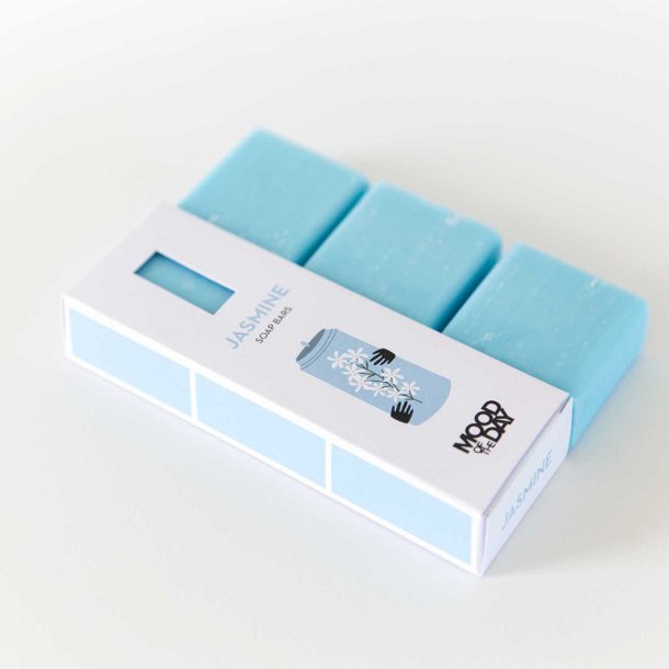 <img src=Σαπούνια ελαιολάδου ξενοδοχείου Mood of the day - Σετ 3 τεμ alt=Τρία σαπούνια μαζί σε γαλάζιο χρώμα σε μία λευκή θήκη που απεικονίζει ένα κερί σε γαλάζιο χρώμα με γιασεμί με λευκά άνθη> 