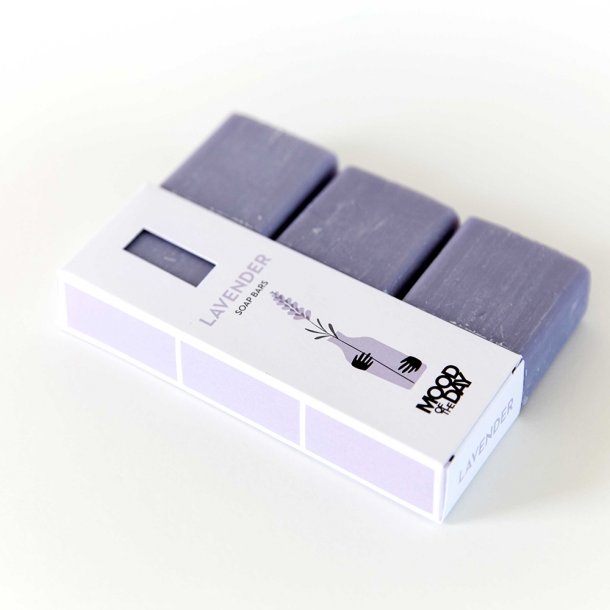 <img src=Σαπούνια ελαιολάδου ξενοδοχείου Mood of the day - Σετ 3 τεμ alt=Τρία σαπούνια μαζί σε μωβ χρώμα σε μία λευκή θήκη που απεικονίζει ένα μωβ βάζο με μία λεβάντα> 