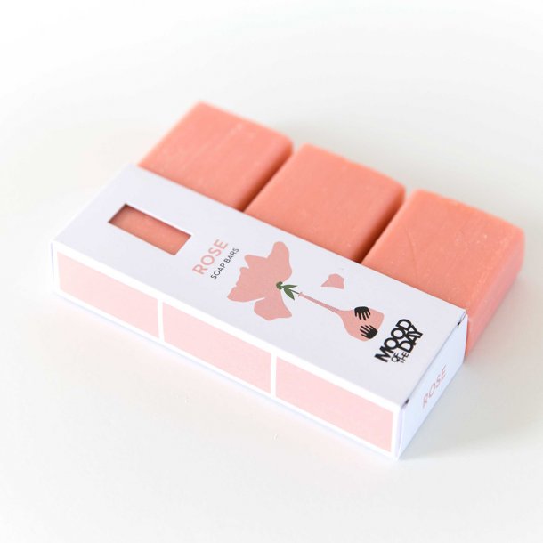 <img src=Σαπούνια ελαιολάδου ξενοδοχείου Mood of the day - Σετ 3 τεμ alt=Τρία σαπούνια μαζί σε ροζ χρώμα σε μία λευκή θήκη με ένα ροζ τριαντάφυλλο> 