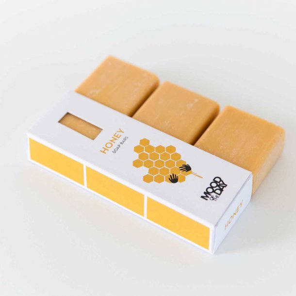 <img src=Σαπούνια ελαιολάδου ξενοδοχείου Mood of the day - Σετ 3 τεμ alt=Τρία σαπούνια μαζί σε πορτοκαλί χρώμα σε μία λευκή θήκη με μία κηρήθρα> 