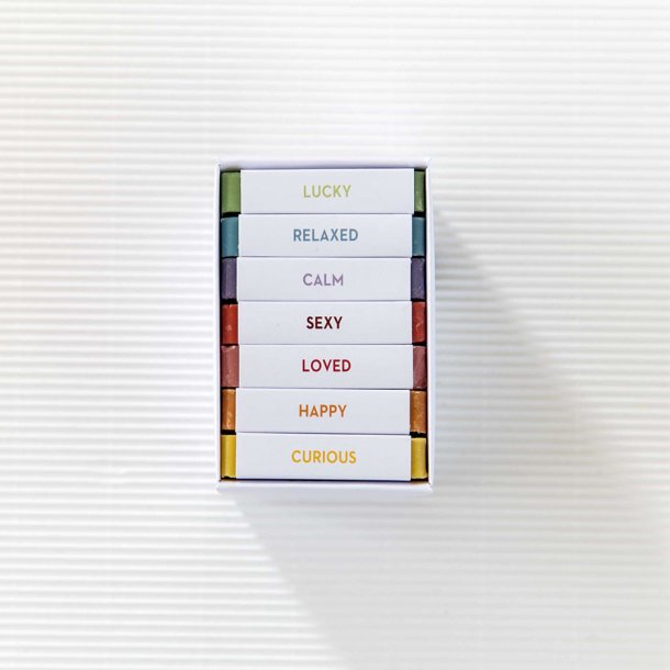 <img src=Σαπούνια ελαιολάδου ξενοδοχείου Mood of the day - Σετ 7  τεμ alt=Λευκό κουτί με 7 σαπουνάκια διαφορετικών χρωμάτων και σε κάθε σαπούνι γράφει τη διάθεση για την οποία είναι κατάλληλο> 