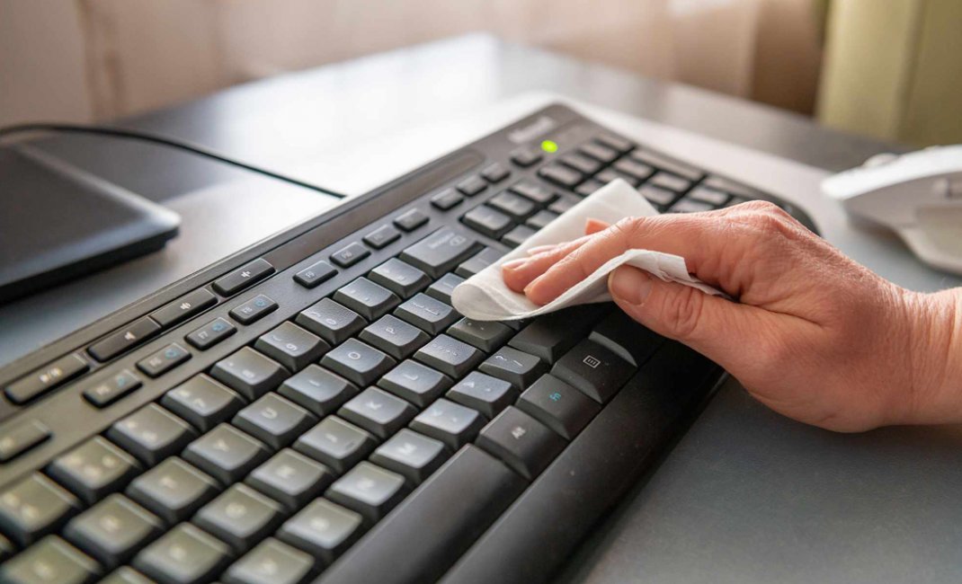 <img src=keyboard-cleaning-takataka-20211019-140655.jpg alt=Πως να καθαρίσω σωστά το πληκτρολόγιο του υπολογιστή μου>