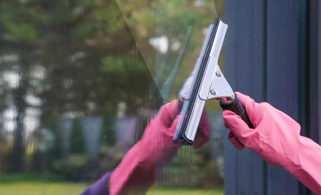 Ένας πλήρης οδηγός για το καθάρισμα των παραθύρων μέσα και έξω