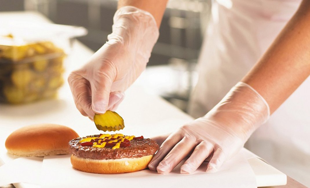 Πλεονεκτήματα που προσφέρουν τα γάντια μιας χρήσης στην εστίαση