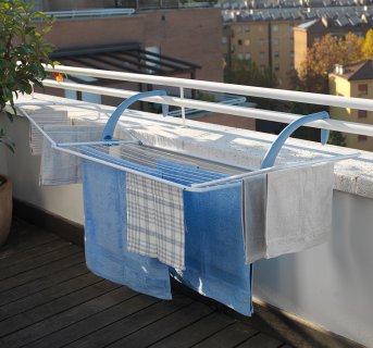 <img src=Απλώστρα μπαλκονιού 20m. Brezza 200 Gimi alt=Λευκή με μπλέ βάσεις> 