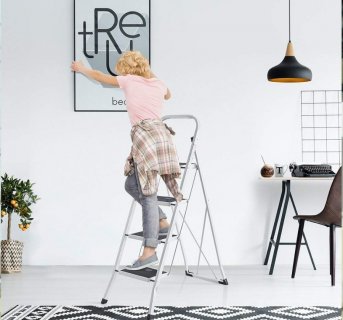 <img src=Σκαλοσκαμπό με 4 Σκαλιά Μεταλλικό - Αντοχή 150kg alt=Λευκό σκαλοσκαμπό με 4 σκαλιά πάνω στο οποίο μία γυναίκα και τοποθετεί έναν πίνακα> 