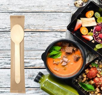 <img src=Ξύλινο κουτάλι μιας χρήσης 16cm συσκευασμένο ανά ένα σε χαρτί -100τεμ alt=Καφέ κουταλάκι πάνω στην καφέ συσκευασία του δίπλα σε ένα κουτί με φαγητά> 