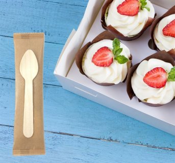 <img src=Ξύλινο κουταλάκι μιας χρήσης 11cm συσκευασμένο ανά ένα σε χαρτί -100τεμ  alt=Καφέ κουταλάκι πάνω στην καφέ συσκευασία του δίπλα σε ένα κουτί με γλυκά> 