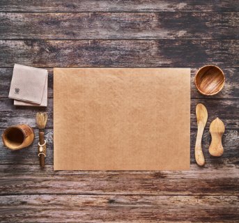 <img src=Σουπλά κράφτ μίας χρήσεως ECO 30x40cm - 1000τεμ alt=Κράφτ χρώμα σε ξύλινο τραπέζι με μαχαιροπήρουνα τριγύρω> 