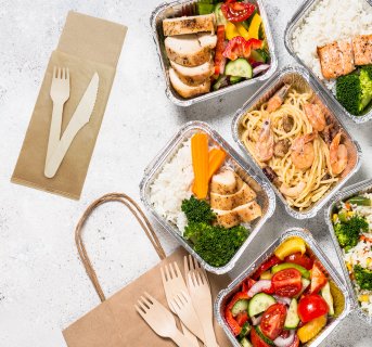 <img src=Ξύλινα Κουβέρ Οικολογικά Dolphin alt=Συσκευασμένα με χαρτοπετσέτα δίπλα σε μπολ με φαγητά>