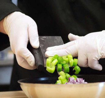 <img src=Γάντια Latex Μιας Χρήσης 100 τεμ Sandra alt=Άνδρας με γάντια καθαρίζει τρόφιμα σε μπολ>