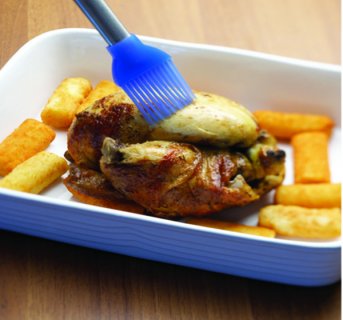 <img src=Πινέλο Mαγειρικής Penny alt=Σε μπλε χρώμα αλείφει κοτόπουλο με πατάτες>