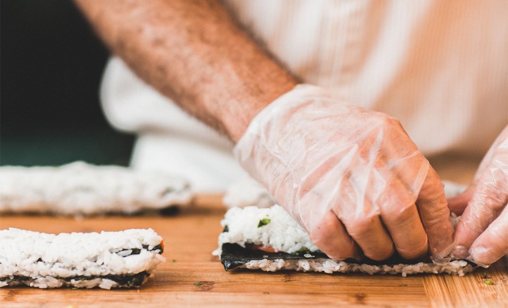 Χρήση γαντιών στη βιομηχανία τροφίμων. Πως γίνεται η μετάδοση των παθογόνων.